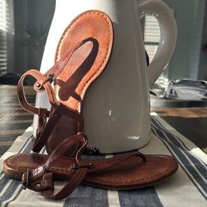 Cute cute cute! Frye sandals for summer!